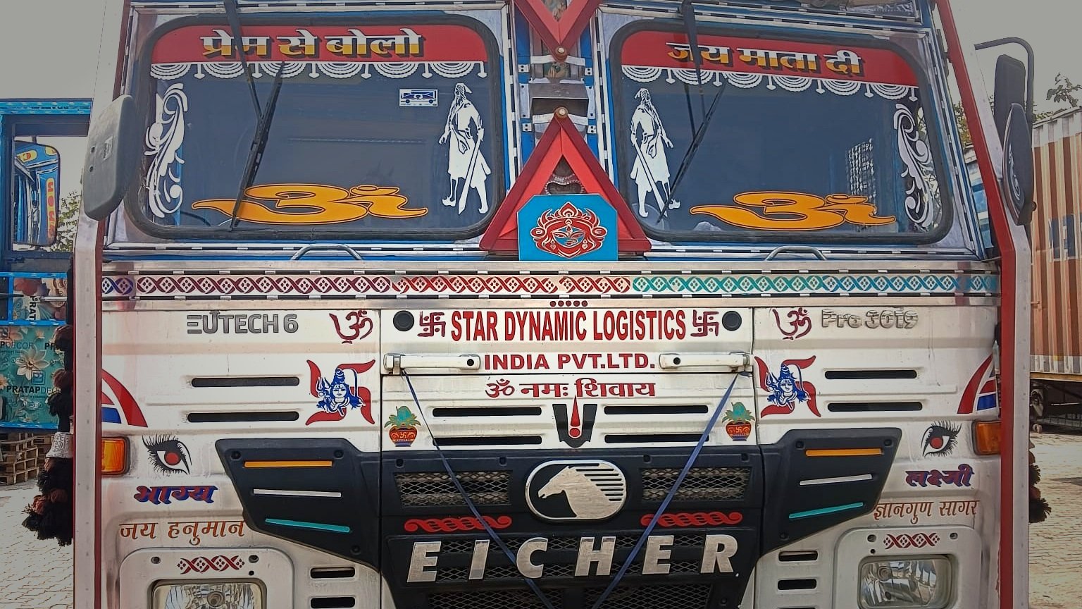 Star Dynamic fleet trucks on national highway
